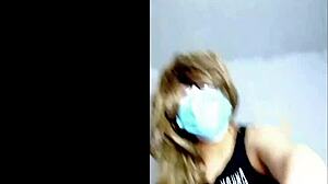 Kinky teini 18+ antaa jalkatyö hieronnan lelujen kanssa nuorelle 18+ jätkälle.