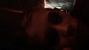 おもちゃで乳首をいじって激しくイキまくる