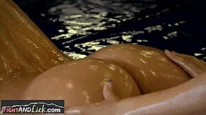 Öljytyt painijat sukeltavat kuumaan lesbo-seksiin.