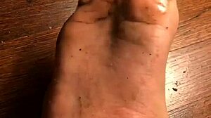 i'm licking these dirty feet all over