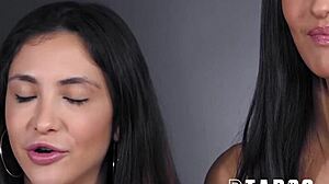 Jane Wilde și Emily Willis în joacă orală sălbatică