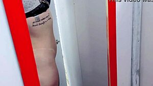 Behúzott az étterem unisex vécéjébe vad akcióra