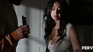 Hadi göster bakalım hareketlerini, Chloe Surreal ve Damon Dice! 😏