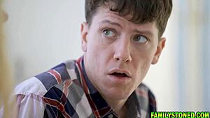 Fiul vitreg atras să fute mama vitregă cu sâni mari și sora vitregă fierbinte