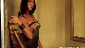 Sexy Asian Babe Seduces With Nude Dancing