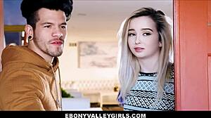 गर्म ब्लैक टिनी 18+ टीन नेबर को हार्ड बांग करती है