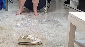 قدمي كولماريناس في سنيكرز كريهة الريحة فيتيش