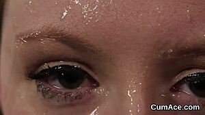 Stygg jente får klebrig sædskudd over hele ansiktet