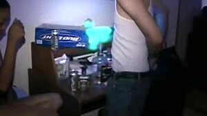 לסביות חובבניות 18+ חוקרות עם אצבעות.