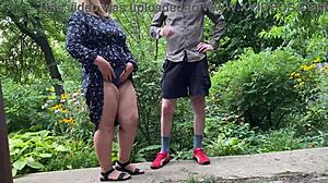 美艳熟女帮陌生人户外尿尿