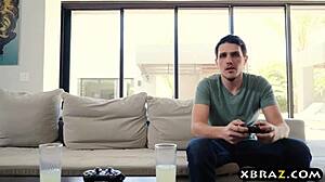 Gospodyni domowa z DUŻYMI CYCKAMI podskakuje podczas pieprzenia młodego faceta.