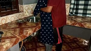 Služkinjo jebejo v kuhinji z zgodnjim jutranjim doggyjem, njeno veliko rit spankajo trdo!