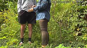 Nežni roki debele mačehe me dotikajo na javnem vogalu ulice.