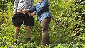 Mãos gentis da madrasta gorda me tocando na esquina pública