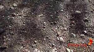 Nerodno deepthroat za naključnega tipa v gozdu konča z ogromnim facialom