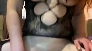 嘿，看这个性感网络女郎疯狂骑假阳具！