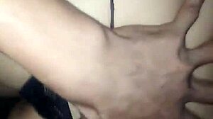 La mujer de mi papa le da lastima que soy feo y despues de la fiesta se mete ami cuarto