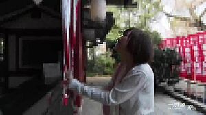 귀여운 코즈에 아오나와 함께 뜨거운 온천 여행 어때? 전부 POV 일본 액션!