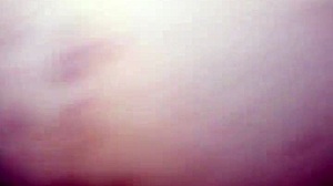 La mujer de mi papa le da lastima que soy feo y despues de la fiesta se mete ami cuarto