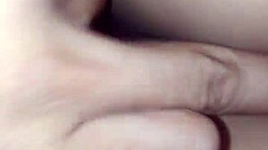 La mujer de mi papa le da lastima que soy feo y despues de la fiesta se mete ami cuarto