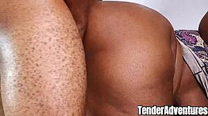 Нигерийская любительская пара жестко трахается в страстной позе догги-стайл