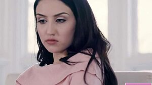 Deux lesbiennes lèchent la chatte poilue des organisatrices de mariage en action de groupe torride