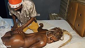 Hei, katso tätä kiihottunutta Benin-mistressiä ottamassa talonpoikaa vastaan villillä doggylla!