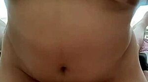 Güzel üniversite kızı, iç çamaşırında anal sevmekten hoşlanıyor