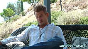 bustna blond milf razkazuje prebodeno pičko na prostem