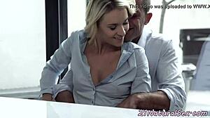 Stylische Babe reitet Schwanz hart