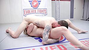Wow, Quinn Waters, MILF blonde sexy, lutte contre Cody Carter dans un match torride !