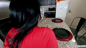 Reagan Foxx, ateşli MILF, üvey oğlunun dev sikini hardcore aksiyonda alıyor.