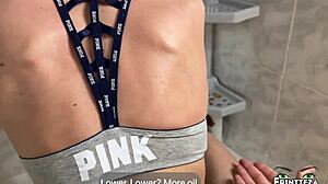 Poika öljyää äitipuolen ja nai anaalia creampieen