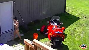 Curvy Its Cleo tajne natočená ako jebe dildo s PERVom z vedľa