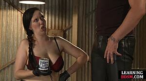 ako táto bdsm dominanta ovláda iba štetcom?