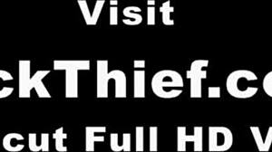 생일에 쇼핑몰 절도 걸린 틴, 경찰에게 애걸하며 차고에서 섹스. 그녀가 구부려서!