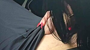 Prostituta callejera Maria Kalos chupa polla grande en coche