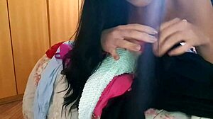 Caliente menina dulce strips off black blouse