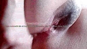 可愛い熟女がディルドで噴射、自宅のアナルプレイでモレノ