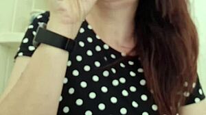 汚い義妹がバーで自分のおしっこ撮影