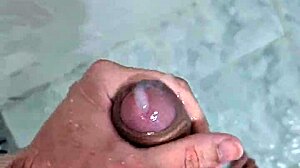 Tlustý prdí ve sprše, tak horké! 🛁