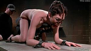 Zatavená brunetka snáší hrubou hru připoutaná k bzučícímu Sybianu