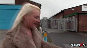 Dojrzała blondynka pokazuje naturalne cycki w publicznej scenie sikania