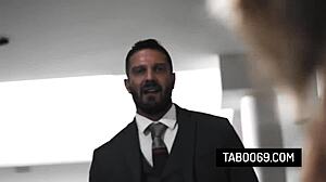 Блондинка MILF Ella Reese в див трио разследване