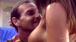 Milf Kristal Summers dobi zabito ob bazenu v vintage posnetku