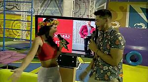 Iniciando el desfile de chicas en este evento de combate soleado