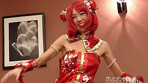 日本のコスプレイヤー愛羽恋、クリームパイ写真撮影