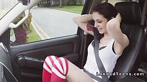 Тийнейджърка чука силно в кола POV действие! 🚗