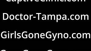 ضحكات أقدام تدلك صخرة ساخنة على الشاطئ