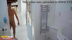 صديقة بريطانية لارا لي تتجنن مع أكشن كس مزيف.